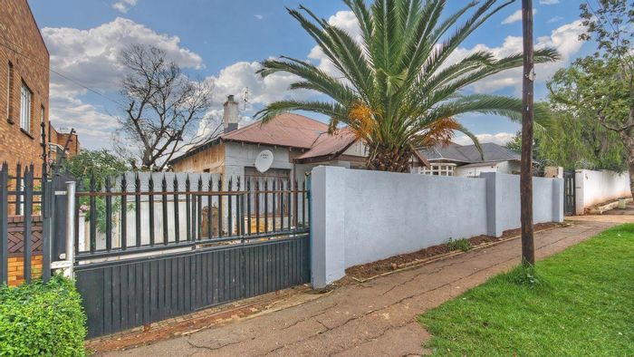 Investment Opportunity in Bellevue: Multi-unit house with rental potential, ample parking. For Sale.