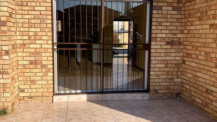 Ravensklip Townhouse For Sale: 2 Bedrooms, outdoor space, carport, parking available.