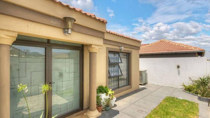 For Sale: House in Ormonde View with 4 bedrooms, low-maintenance garden, and modern kitchen.
