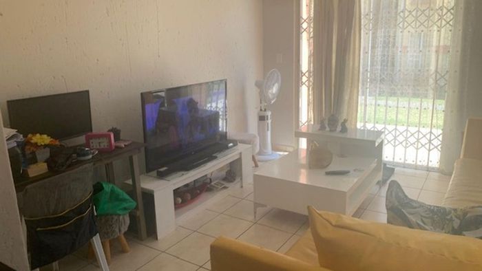 Aeroton Townhouse For Sale: 2 Bedrooms, 1 Bathroom, near schools and malls.