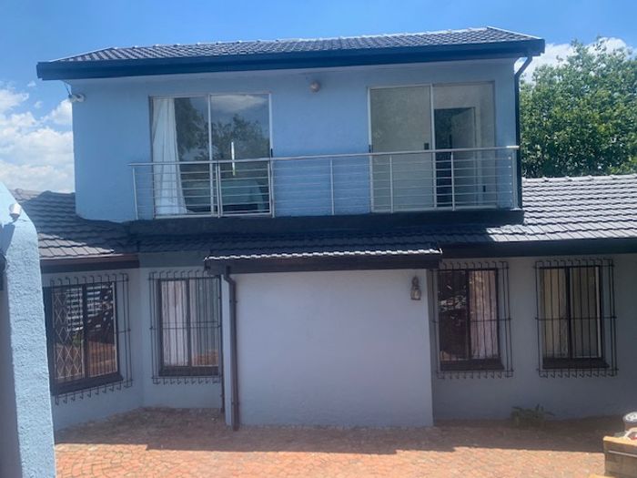 Ridgeway House For Sale: 4 beds, pool, loft, double garage, security features.