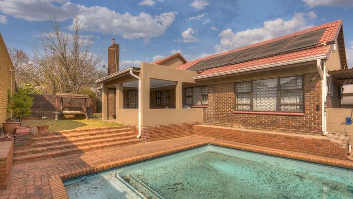 Ridgeway House For Sale: 3 beds, pool, entertainment area, double garage.