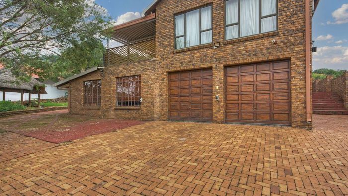 Glenvista House For Sale: 4 bedrooms, flatlet, large garden, entertainment area.