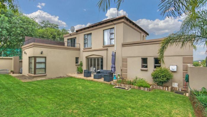Mulbarton Townhouse For Sale: 4 beds, private garden, solar panels, 24/7 security.