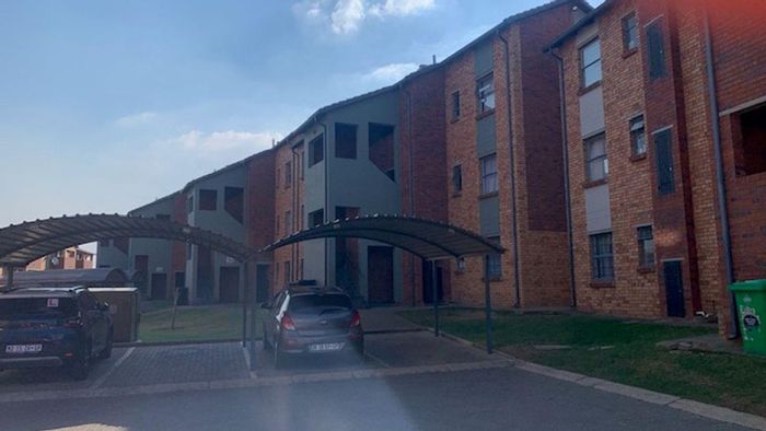 Two-bedroom apartment for sale in Olifantsvlei with secure estate access.