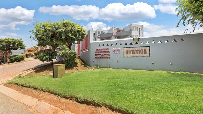 Ridgeway Townhouse For Sale: 2 Bedrooms, garden, store room, near shops and schools.