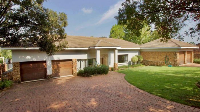 For Sale: House in Waterkloof Ridge with pool, guest suite, and ample parking.