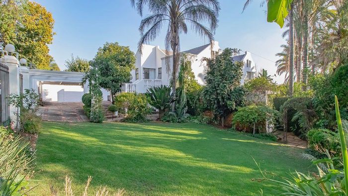 For Sale: House in Sterrewag with income-generating flatlets, pool, and parking.