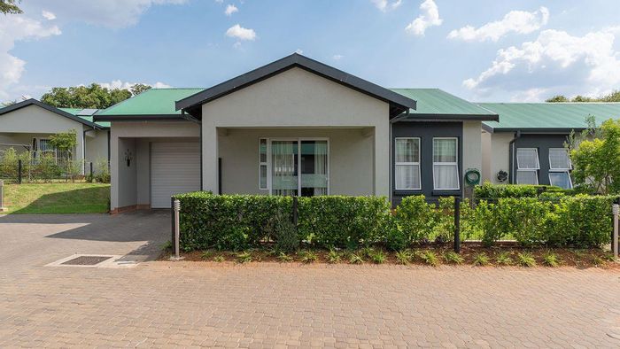 For Sale: Apartment in Modderfontein with clubhouse, library, pool, and garage.