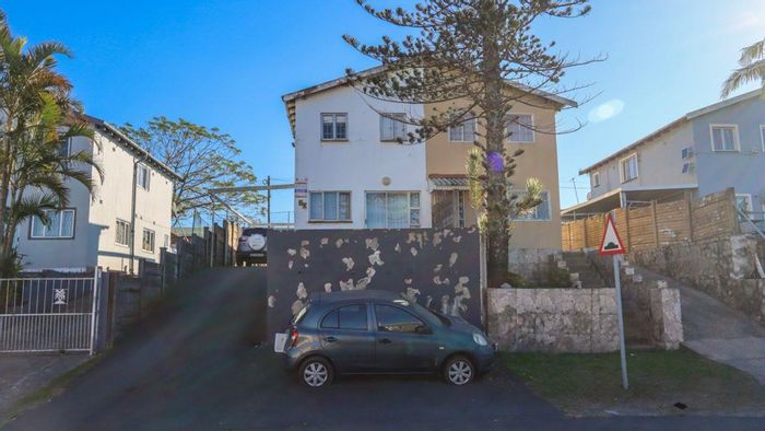 For Sale: 3-bedroom house in Woodhurst with parking for 5 cars.