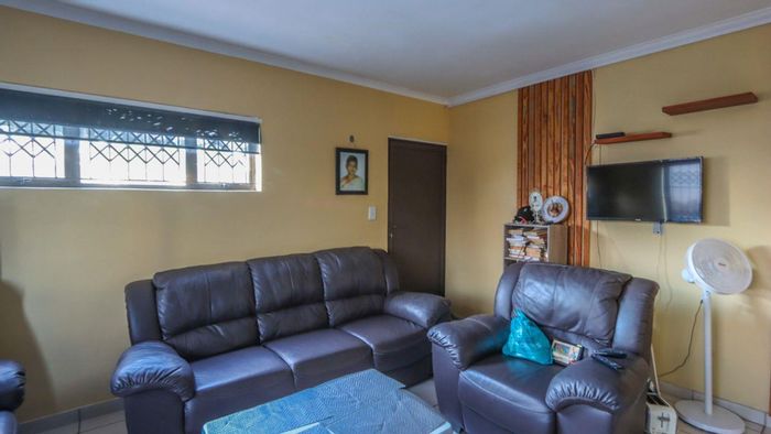 Escombe Apartment For Sale: 1 bed, gated complex, garage, close to amenities.