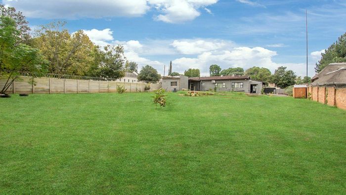 Fontainebleau House For Sale: 3 Bedrooms, spacious yard, air conditioning, parking.