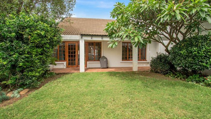 Bryanston Townhouse For Sale: 2 beds, private garden, estate amenities, pet-friendly.