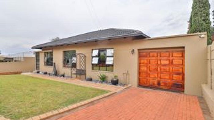 For Sale: House in Solheim with pool, cottage, and secure parking options.