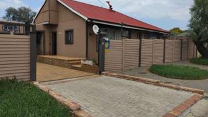 House For Sale in Primrose: 3 beds, pool, cottage, secure parking, close to amenities.