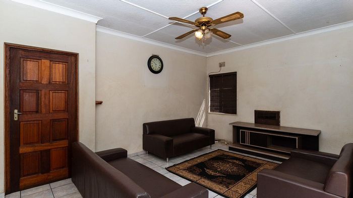 For Sale: House in Wannenburghoogte with 3 bedrooms, lapa, Jacuzzi, and carport.