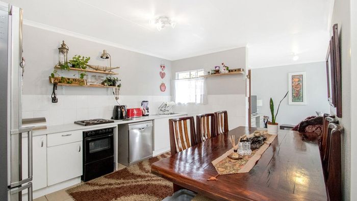 Boskruin Townhouse For Sale: 2 Bedrooms, Balcony, Pool, 24-Hour Security.