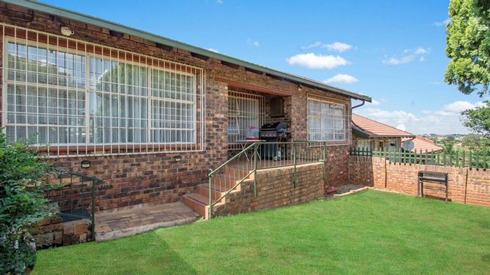 Townhouse in Krugersdorp North for Sale: 3 beds, private garden, garage.