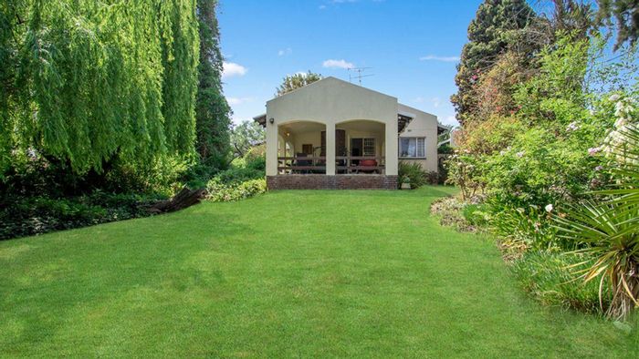 For Sale: Spacious Fontainebleau house with 4 bedrooms, entertainment areas, and garden.