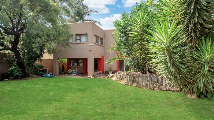 For Sale: Family house in Albertville with pool, garden, and ample parking.