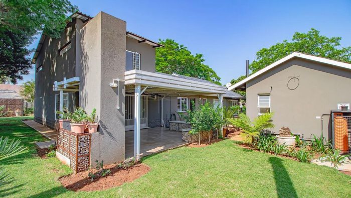 For Sale: Spacious 4-bedroom house in Annlin with pool, flatlet, and garages.