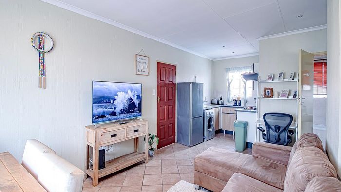 Annlin Townhouse For Sale: 2 Bedrooms, garden, carport, secure complex. Schedule viewing!