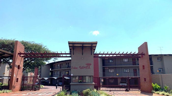 For Sale: 1-bedroom apartment in Dorandia with security, carport, and open plan layout.
