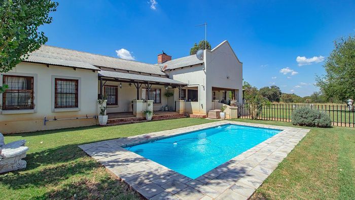 For Sale: Farm in Honingneskrans AH with 3 houses, solar power, and boreholes.