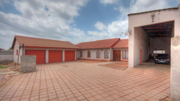 Ennerdale House For Sale: 5 beds, pool, triple garage, versatile outdoor rooms.