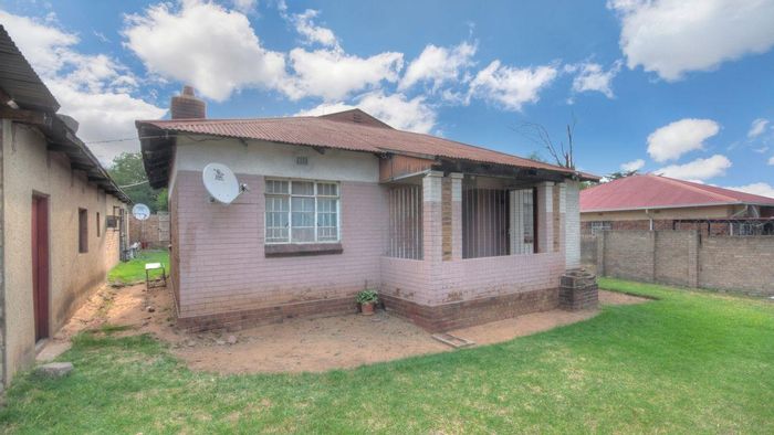 South Hills House For Sale: 4 bedrooms, rental rooms, garage, garden, near amenities.
