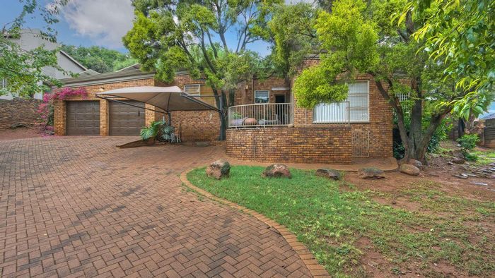 Mulbarton House For Sale: 4 beds, jacuzzi, lapa, large garden, ample parking.