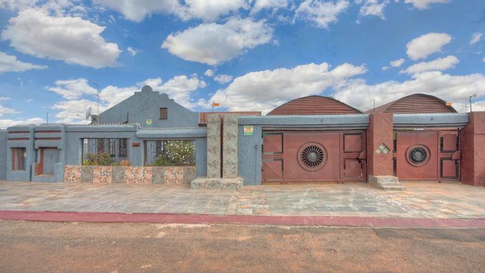 Lenasia South House For Sale: 3 outside rooms, solar inverter, double garage.