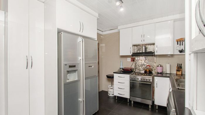 For Sale: House in Protea North with 3 bedrooms, study, garage, and gas stove.