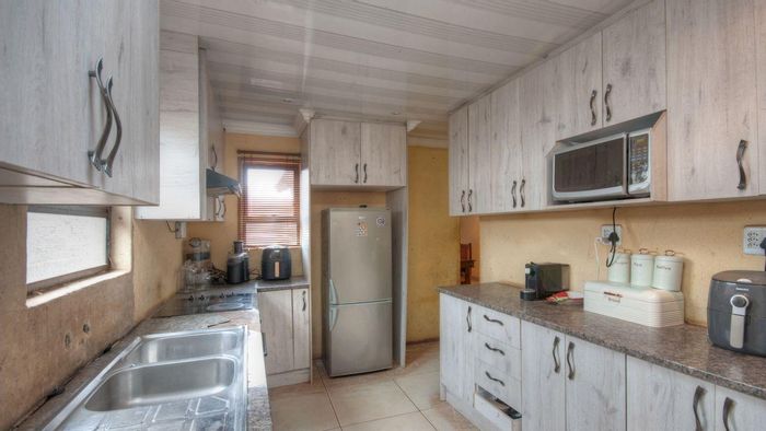 For Sale: 3-bedroom house in Bram Fischerville with open-plan layout and spacious kitchen.