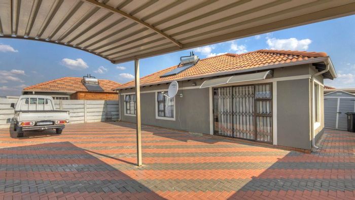 For Sale: House in Albertsdal with 3 bedrooms, solar geyser, and carport.