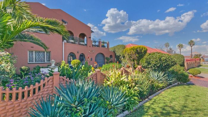 Eldorado Park House For Sale: 4 beds, garden, security, unique features, ample parking.