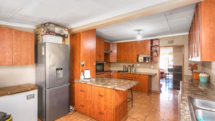 Eldorado Park House For Sale: 3 Bedrooms, renovated kitchen, outbuildings, secure parking.