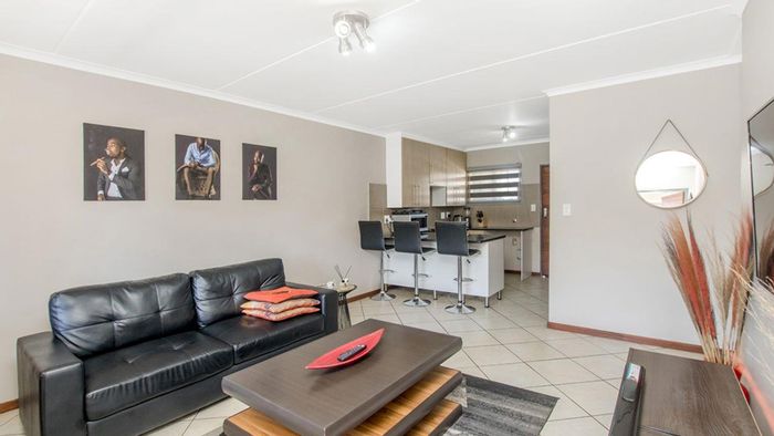 For Sale: 2-Bedroom Apartment in Summerset with Pool, Balcony, and Security.
