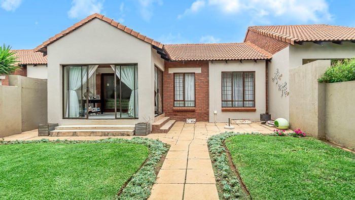 Sagewood Townhouse For Sale: 3 beds, 2 baths, pool, tennis court, secure estate.