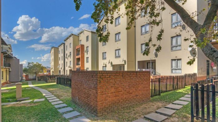 For Sale: Carlswald Apartment, 2 Beds, 2 Baths, Covered Parking, Open-Plan Living.