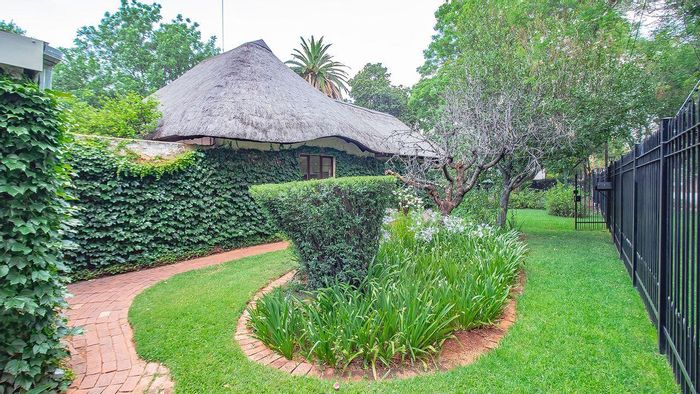 Colbyn House For Sale: Spacious family home with flatlet, pool, and garden.