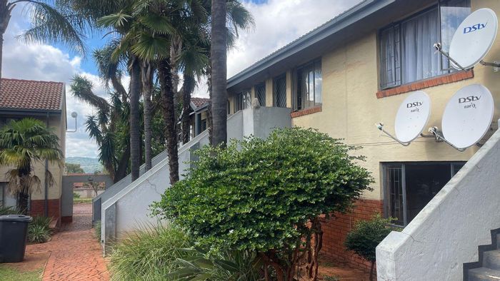 For Sale: Apartment in Philip Nel Park with security, parking, and communal braai.