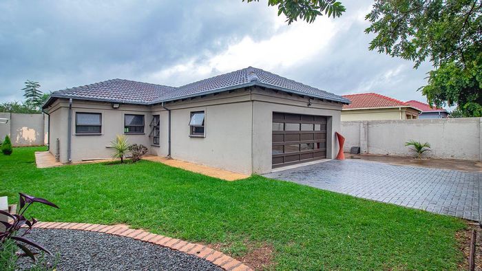 House for Sale in Capital Park: 2 beds, garden, double garage, approved plans.