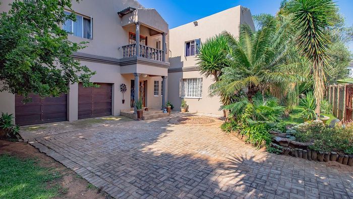 For Sale: House in Capital Park with pool, lapa, 6 bedrooms, and double garage.
