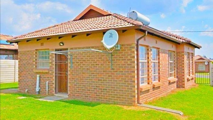 For Sale: 3-bedroom house in Clayville with carport, paved yard, and ensuite.