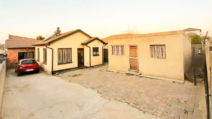 For Sale: House in Klipfontein View with cottages, parking, and rental income potential.
