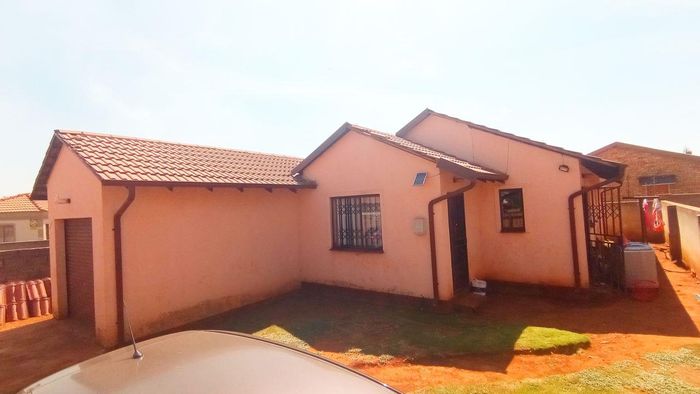 For Sale: House in Dawn Park with 3 bedrooms, garage, and ample parking.