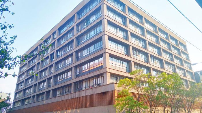 For Sale: Apartment in City & Suburban, ideal for students, secure with parking.