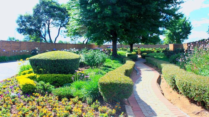 For Sale: Meredale Townhouse with 2 beds, 2 baths, secure community amenities.