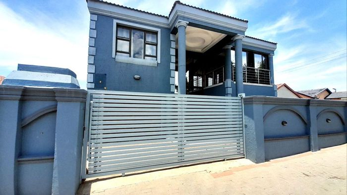 For Sale: 5-bedroom house in Ebony Park with double garage and rental potential.